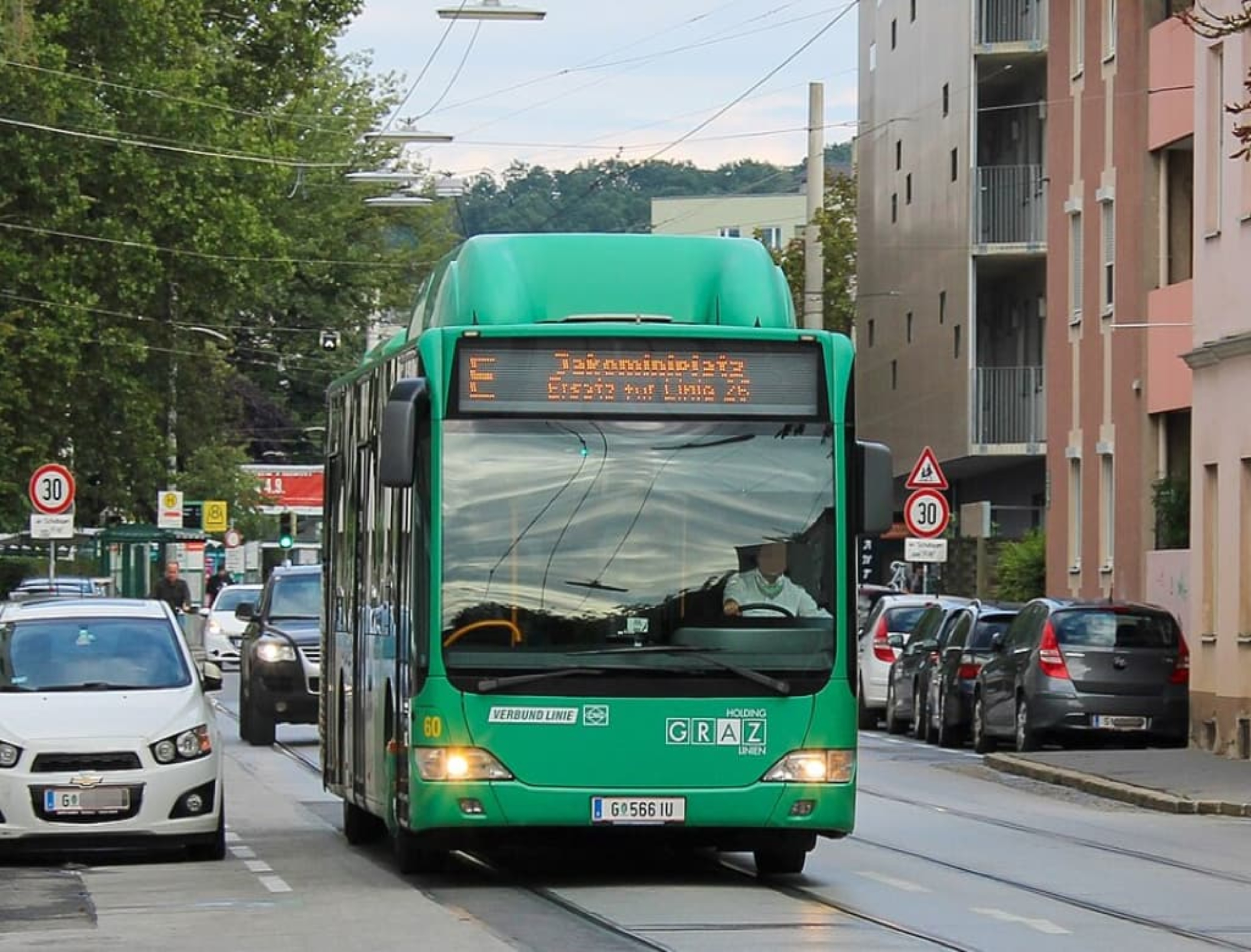 File_Graz-Linien-Wagen-60-beim-Schulzentrum-St.-Peter (1)